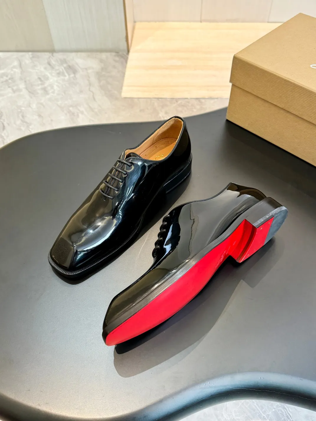 💰960 Christia*.Loubouti* high-end men's business formal leather shoes, original genuine cowhide red sole, imported Italian cowhide outsole, first-layer cowhide, water-dyed cowhide lining, high-end luxury. Size: 39-44 (customized at 38.45.46)✅